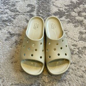 Platform Crocs cream